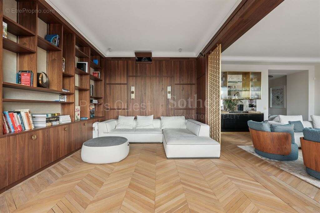 Appartement à PARIS-16E