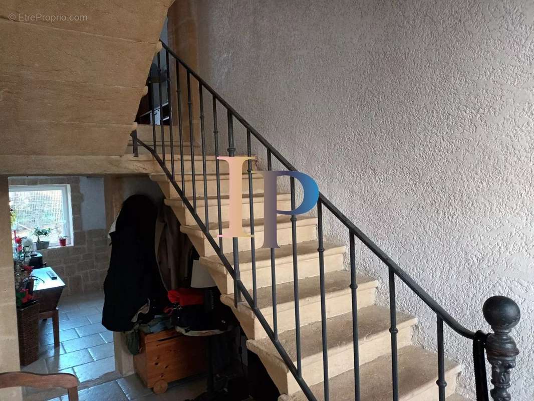 Maison à POUILLY-SOUS-CHARLIEU