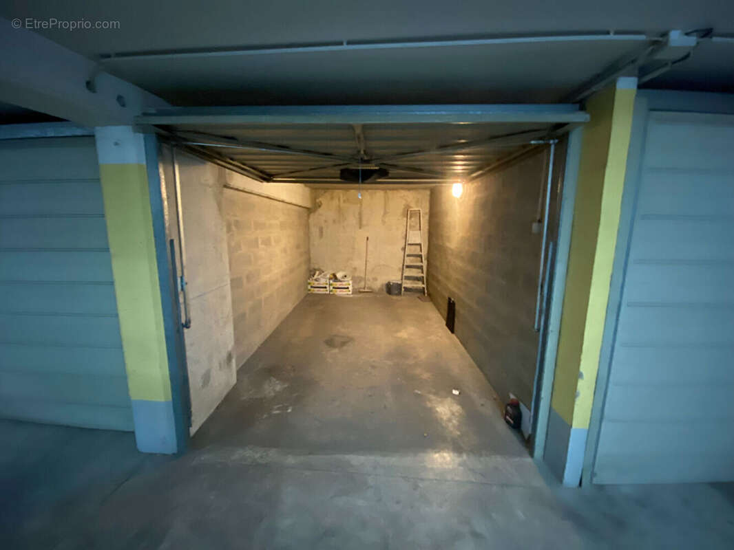Parking à PARIS-3E