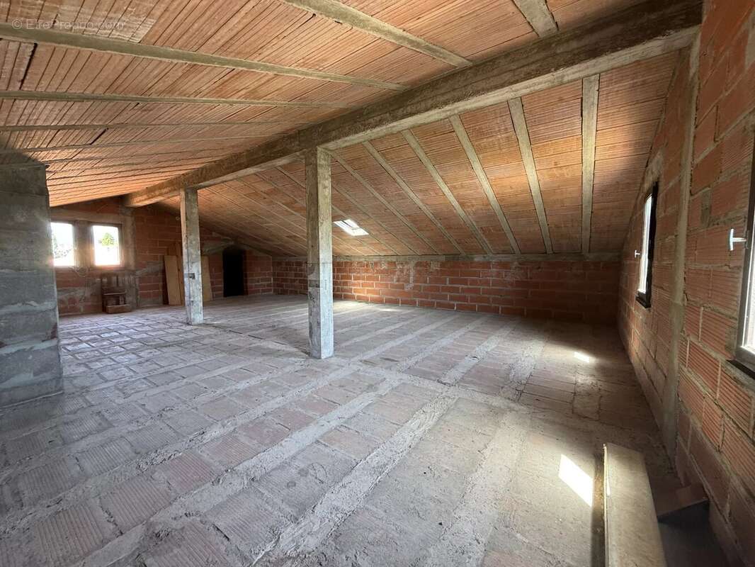 Maison à CAVES