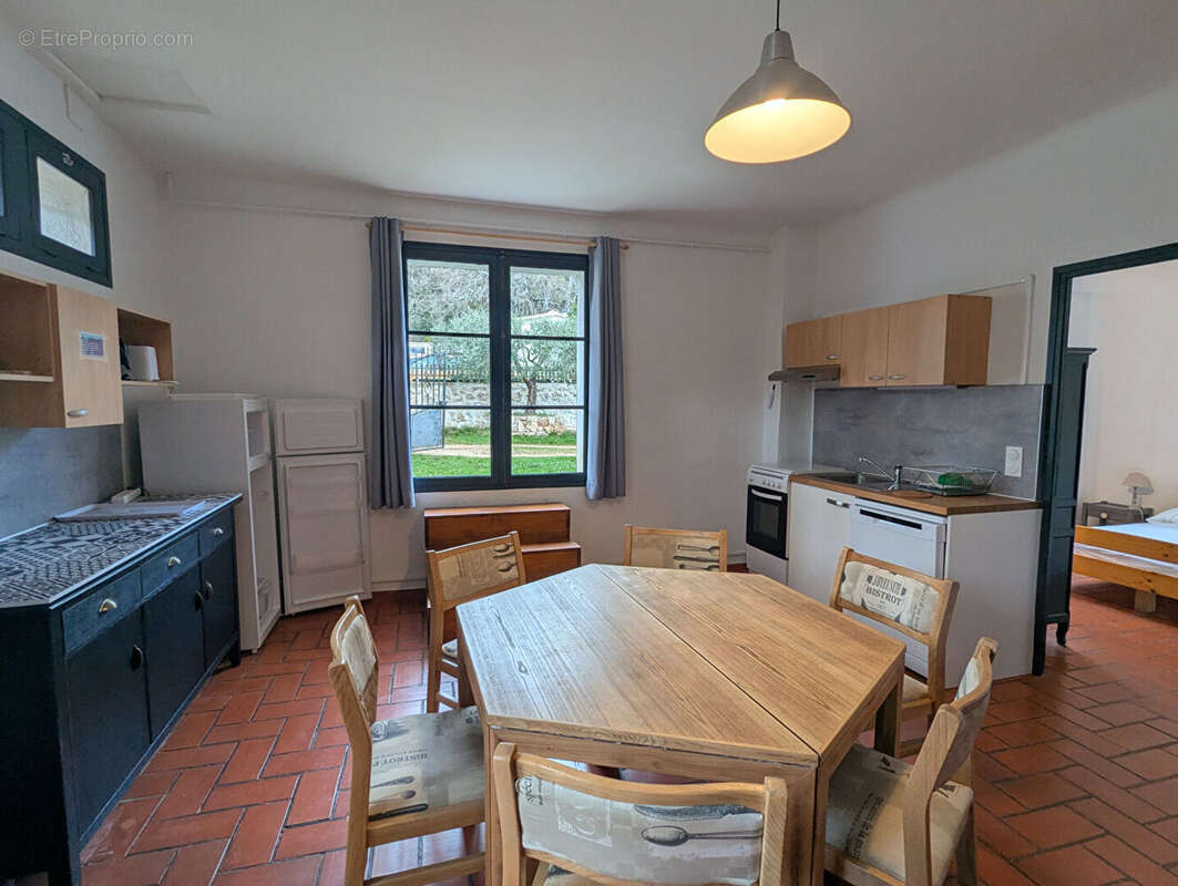 VILLECROZE, vaste bâtisse de 790 m² avec dépendances, garage et piscine - photo 13