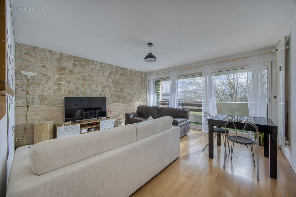 Appartement à ETREMBIERES