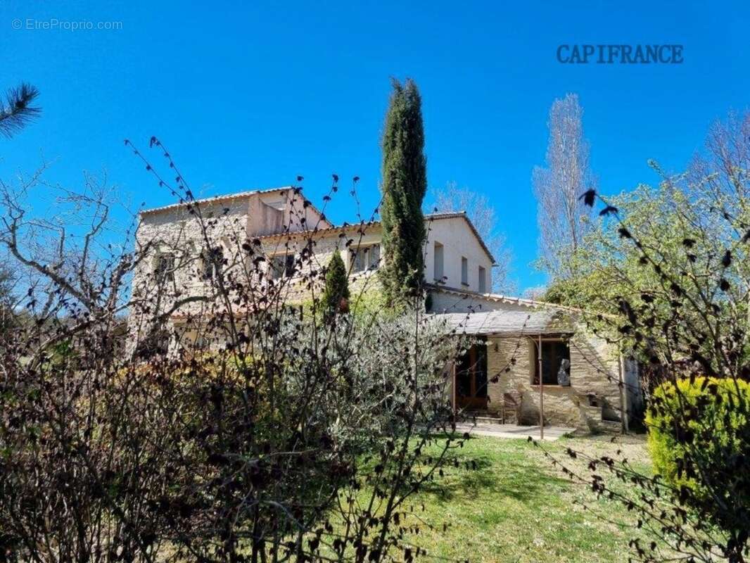 Propriété hébergement/événementiel dans le Luberon, 6,3 ha, 80 couchages, 1090 m2 - photo 3