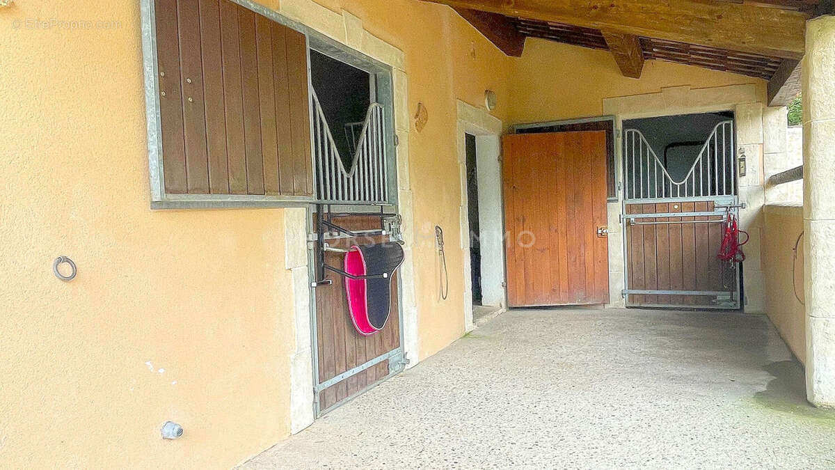 Maison 315 m² à Salernes  - photo 3
