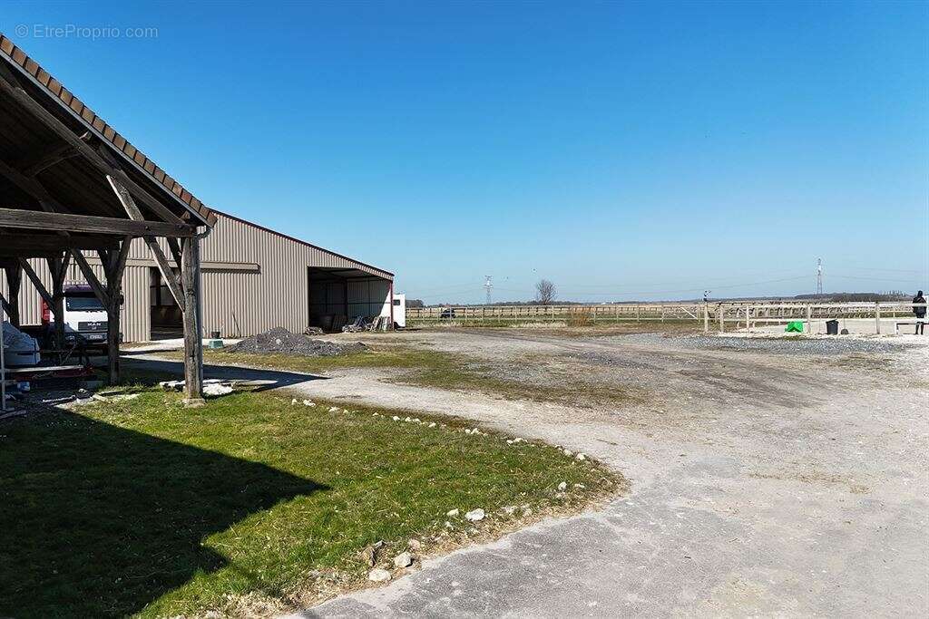 Maison à CLOS-FONTAINE