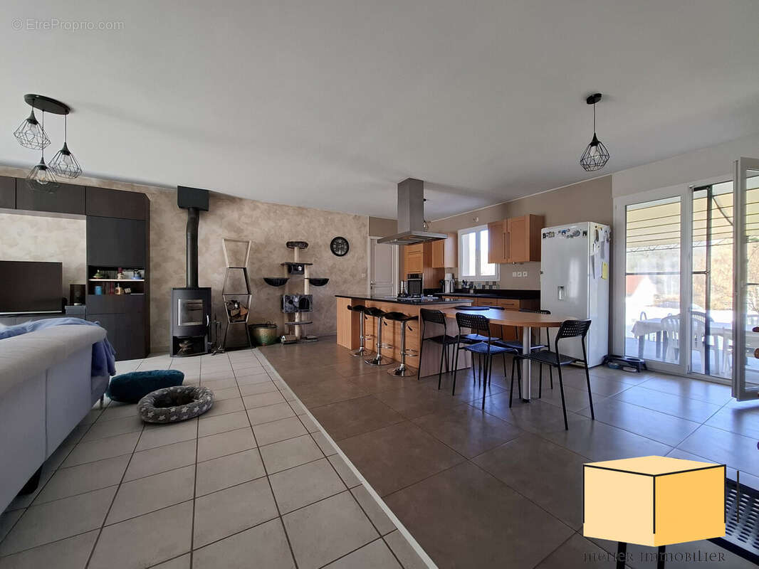 Maison à CHAZEY-BONS