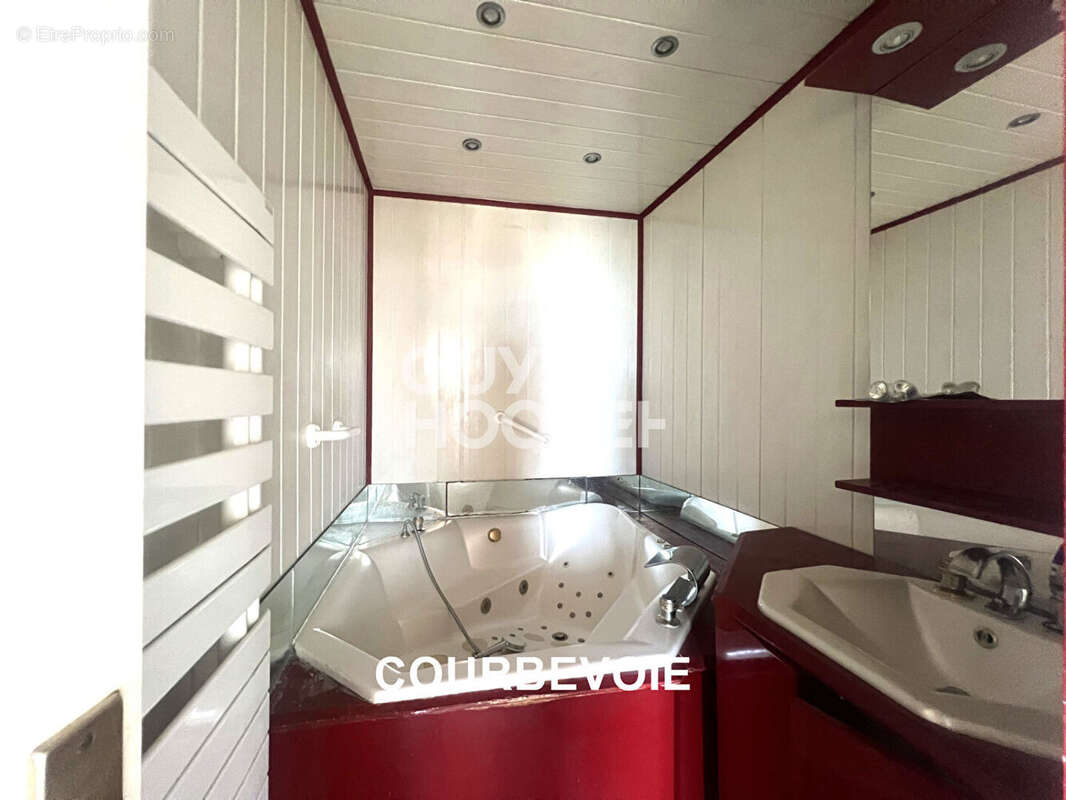 Appartement à COURBEVOIE