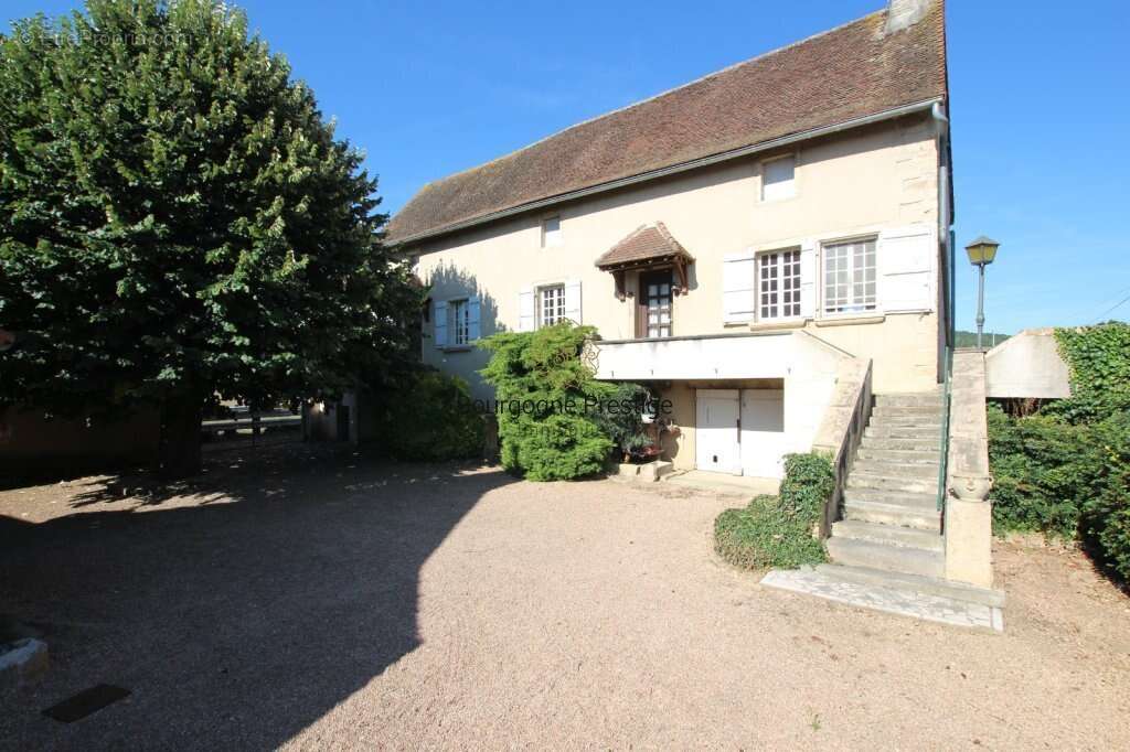 Ancienne ferme a renover de 107 m² avec grange et dependances sur 2300 m² de terrain - photo 2