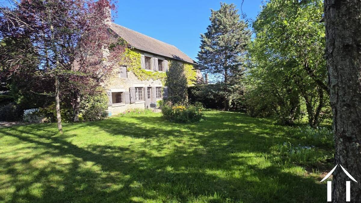 Maison à MONTCEAU-ET-ECHARNANT