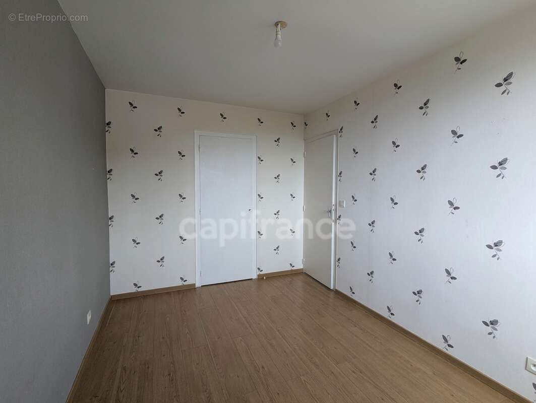 Appartement à vendre 4 pièces TULLINS (38) -  62.79 m² - Dernier étage - 2 chambres- 2 caves et stationnement au bas de l'immeub - photo 9