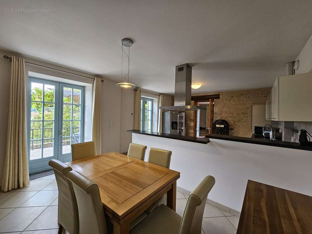 Maison à MAUZAC-ET-GRAND-CASTANG