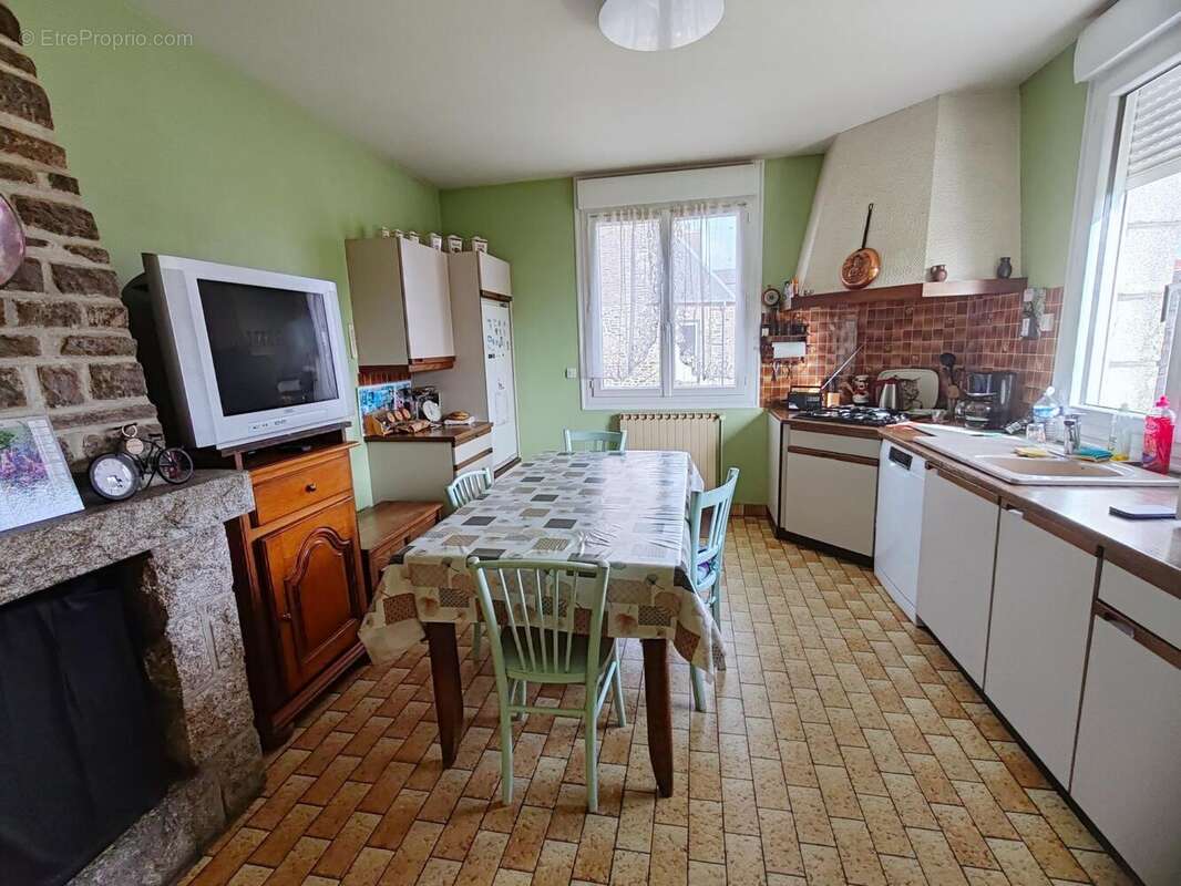 Maison 202 m² à Savigny-Le-Vieux  - photo 8