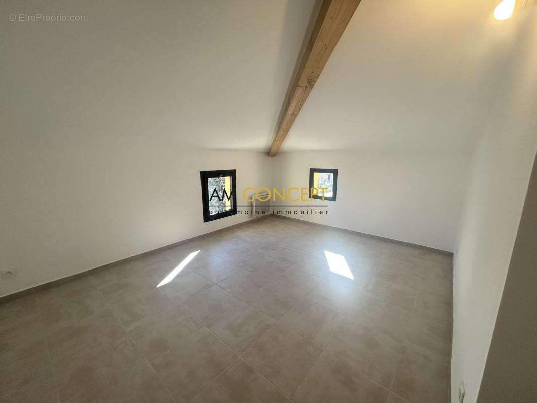 Appartement à CHATEAUNEUF-VILLEVIEILLE