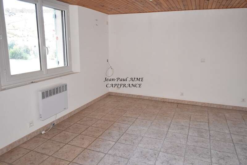 Maison à SAINT-JULIEN-DE-PEYROLAS