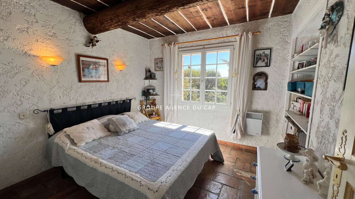 À vendre villa de 7 pièces avec piscine et grande terrasse offrant une vue mer sur le golfe de saint-tropez, aux issambres - photo 7