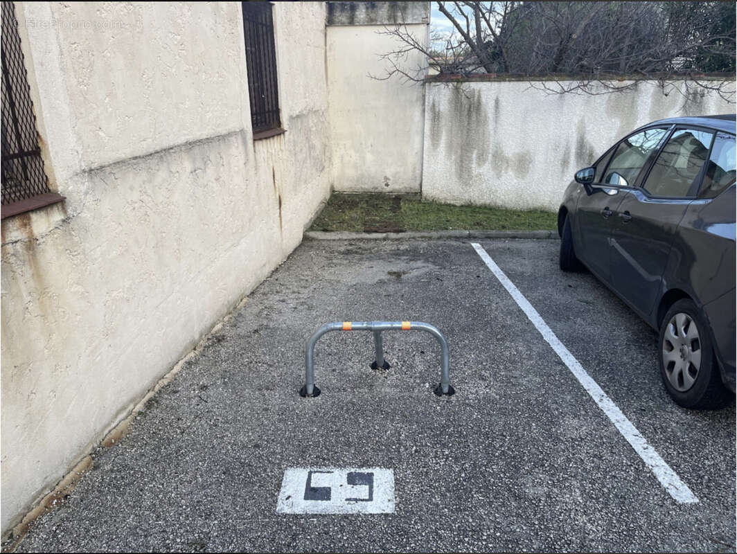 2 places de parking extérieure - idéalement située - avenue Joseph Raynaud (83140) - photo 3