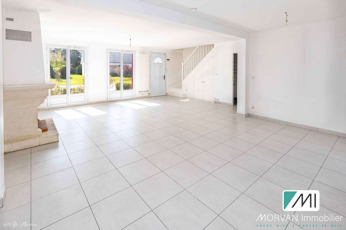 Maison 132 m² à Le Mesnil-Saint-Denis  - photo 3