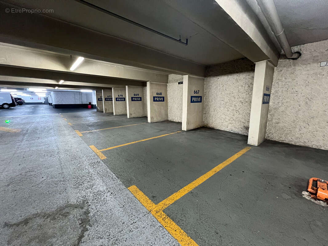 Parking à PARIS-9E