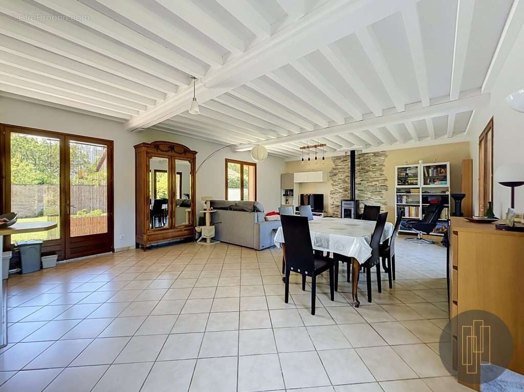 Villefranche Centre - Maison de 140 m² avec 4 chambres, grand séjour, garage dépendances et jardin 1 112 m² - photo 4