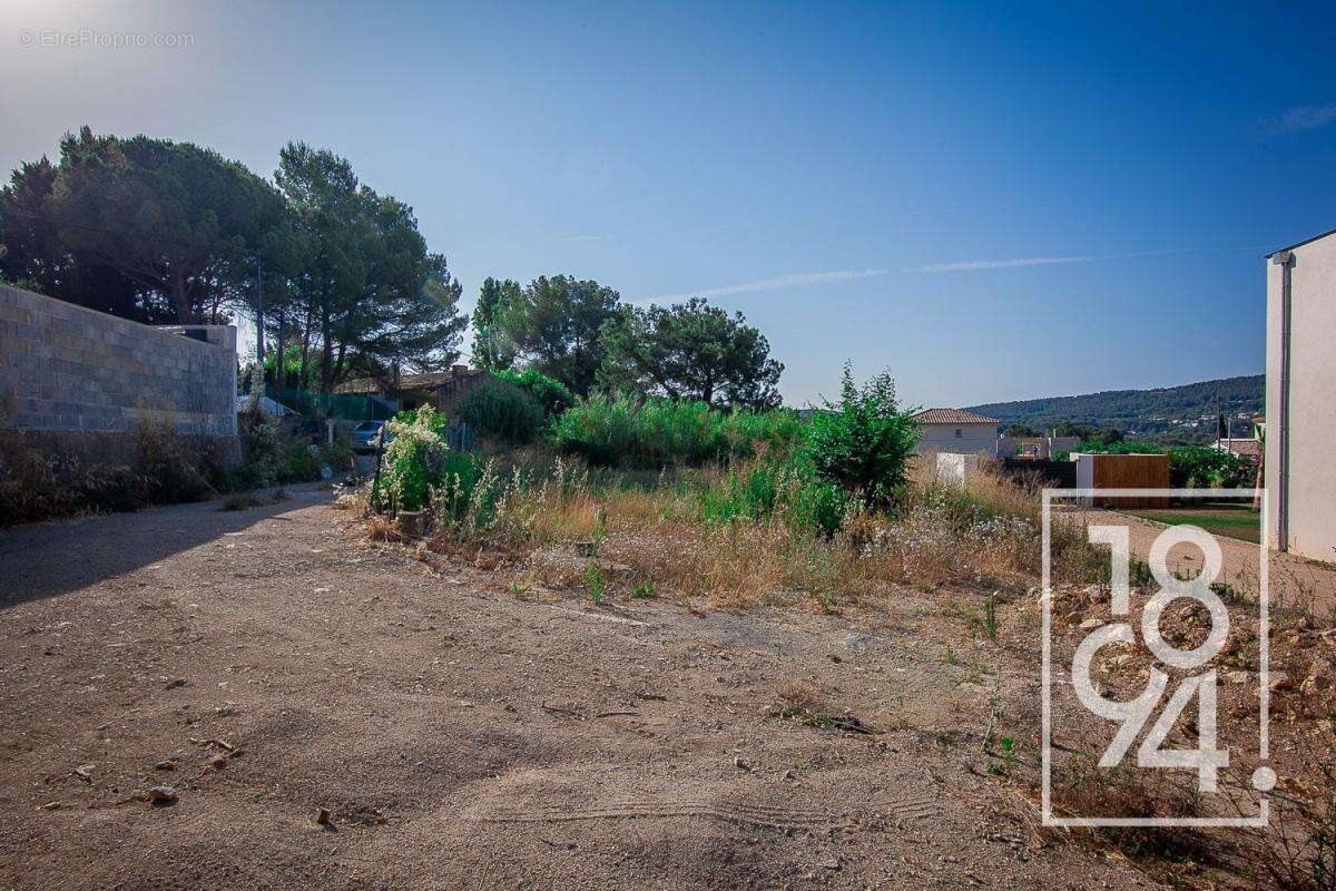 Terrain à VENTABREN