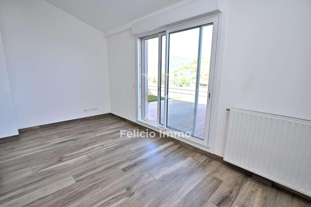 Appartement à CHATEAUNEUF-GRASSE