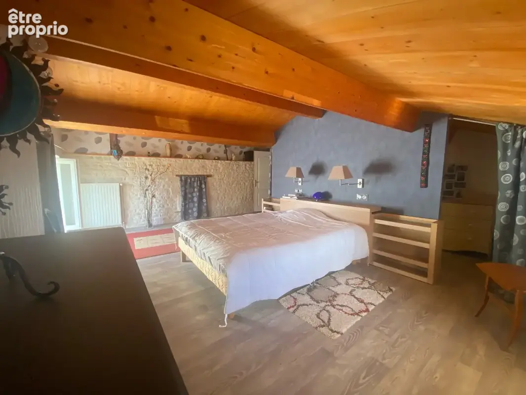Maison en pierres à étage, 2 pièces de vie salon/salle à manger, 4 chambres, terrasses, jardin et nombreuses d - photo 11
