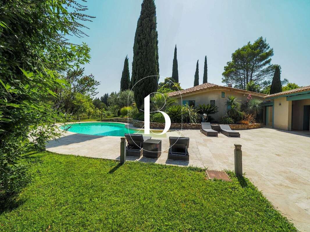 Maison 180 m² à Uzes  - photo 2