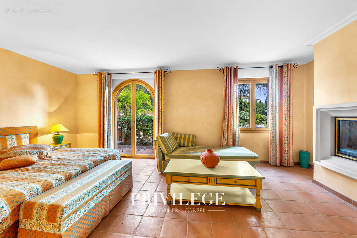 Maison à ROQUEBRUNE-SUR-ARGENS