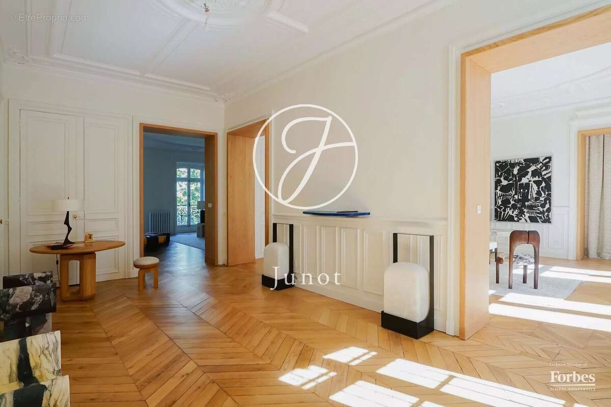 Appartement à PARIS-8E