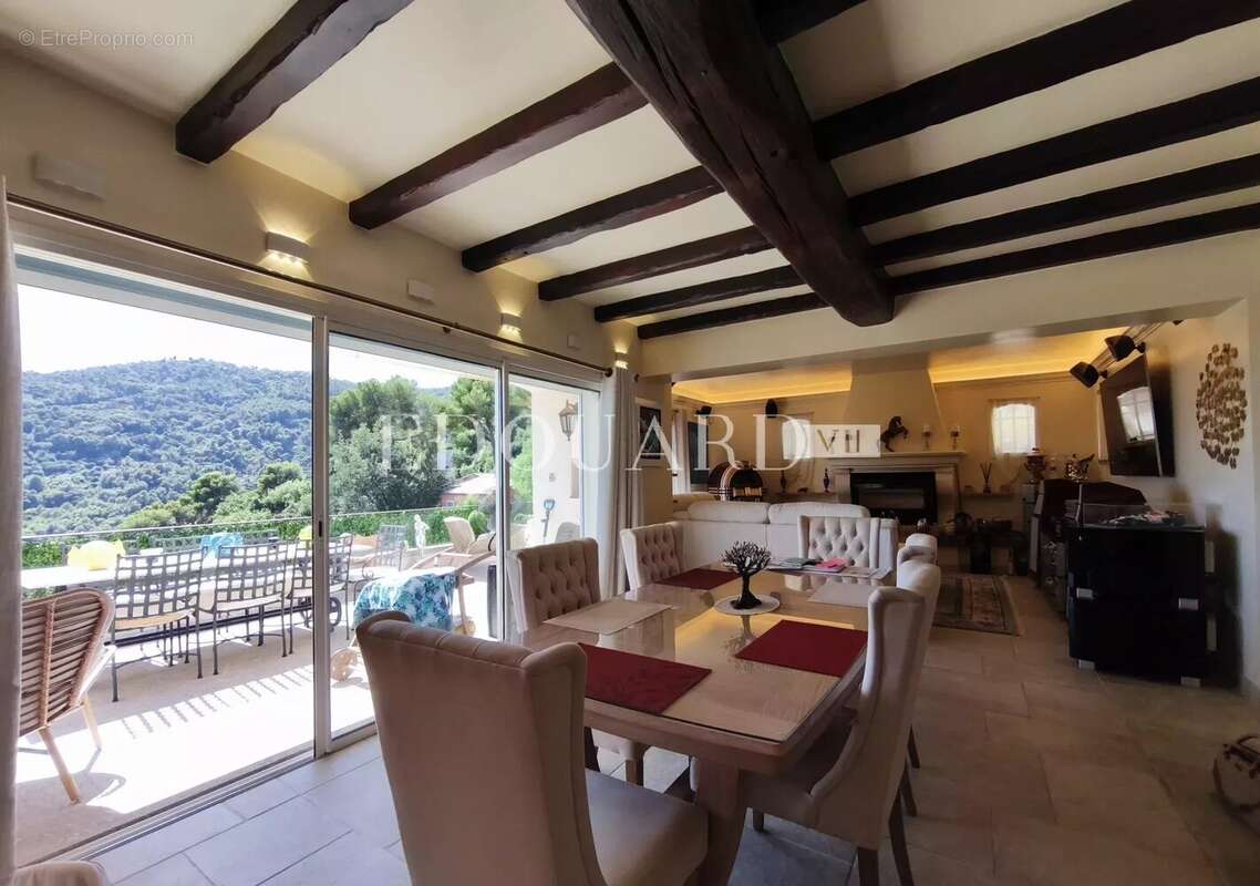 Splendide propriété de 300 m² en excellent état avec home cinéma, superbe piscine et pool house - photo 19