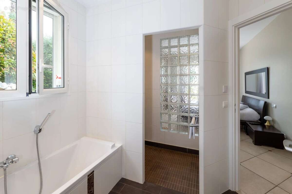 Falicon - Villa 7 pièces avec piscine chauffée, jardin 1350m², garage - photo 16