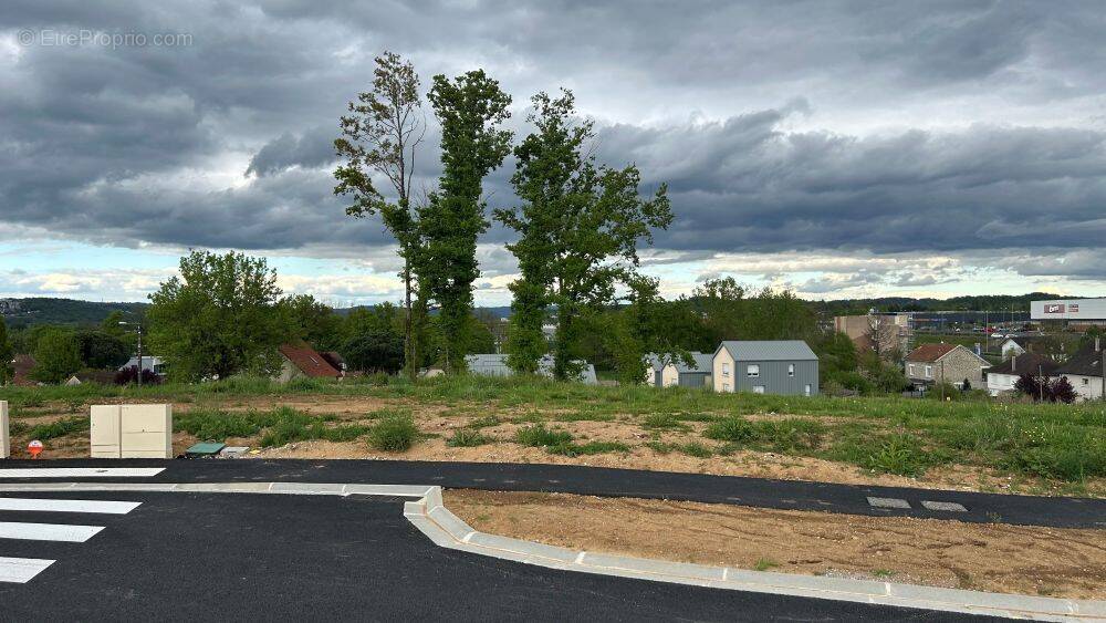 Terrain à SAINT-PANTALEON-DE-LARCHE