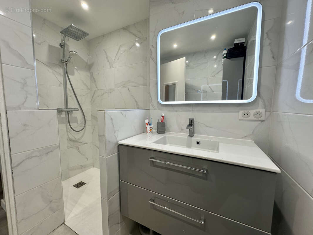 Appartement à SAINT-LAURENT-DU-VAR