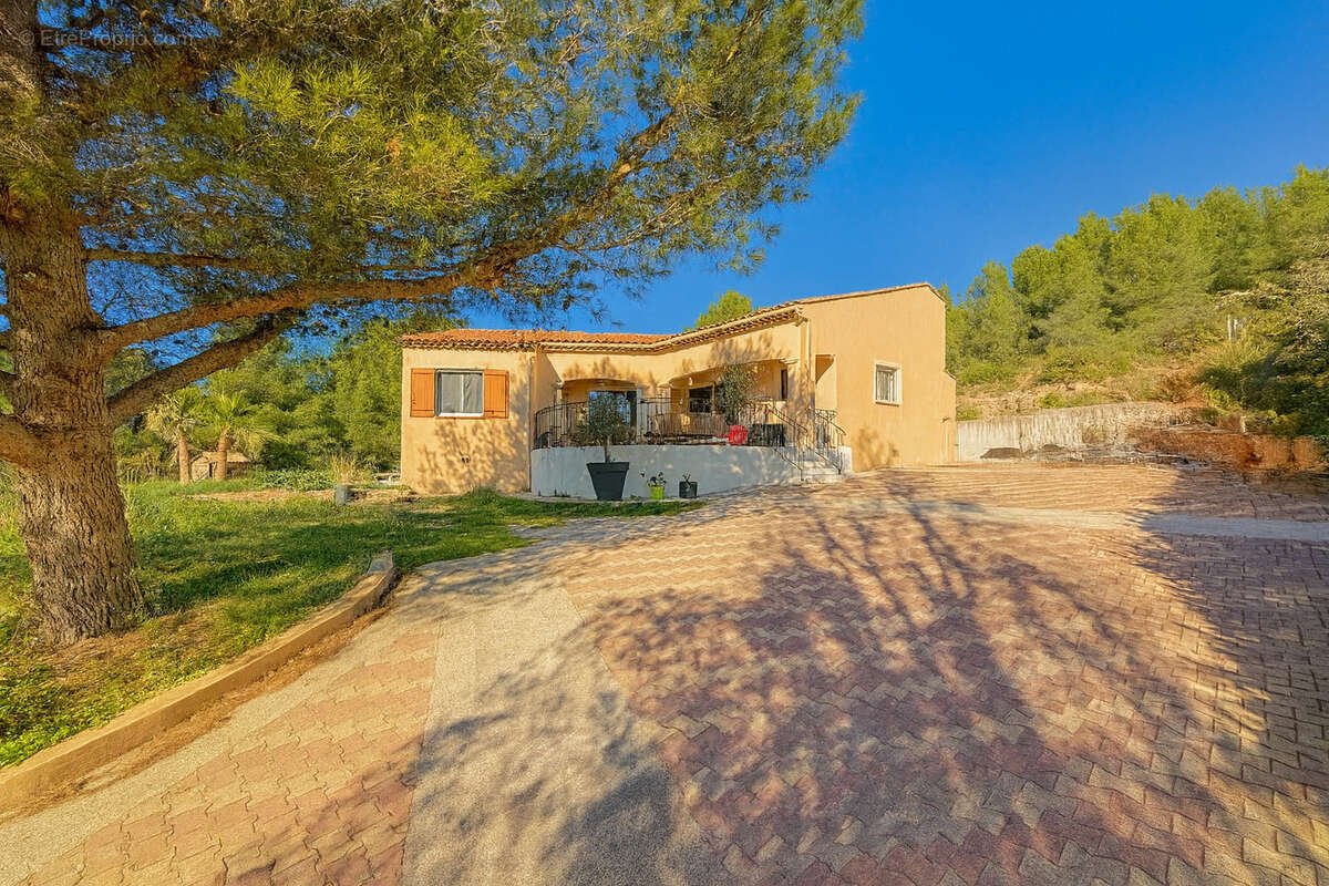 Maison à SAINT-MITRE-LES-REMPARTS