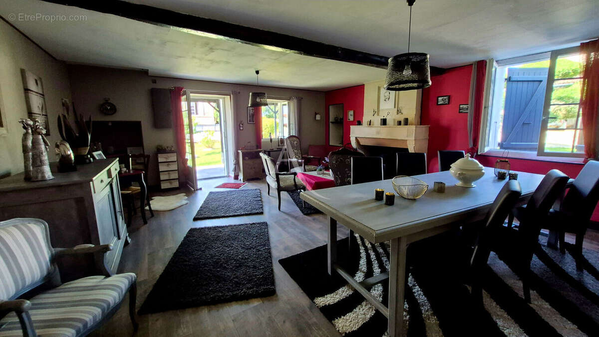 Ensemble immobilier composé de deux maisons sur terrain clos. - photo 12