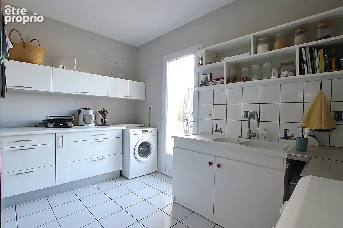 Vouillé, Maison de plain-pied, 121 m² habitables. - photo 12