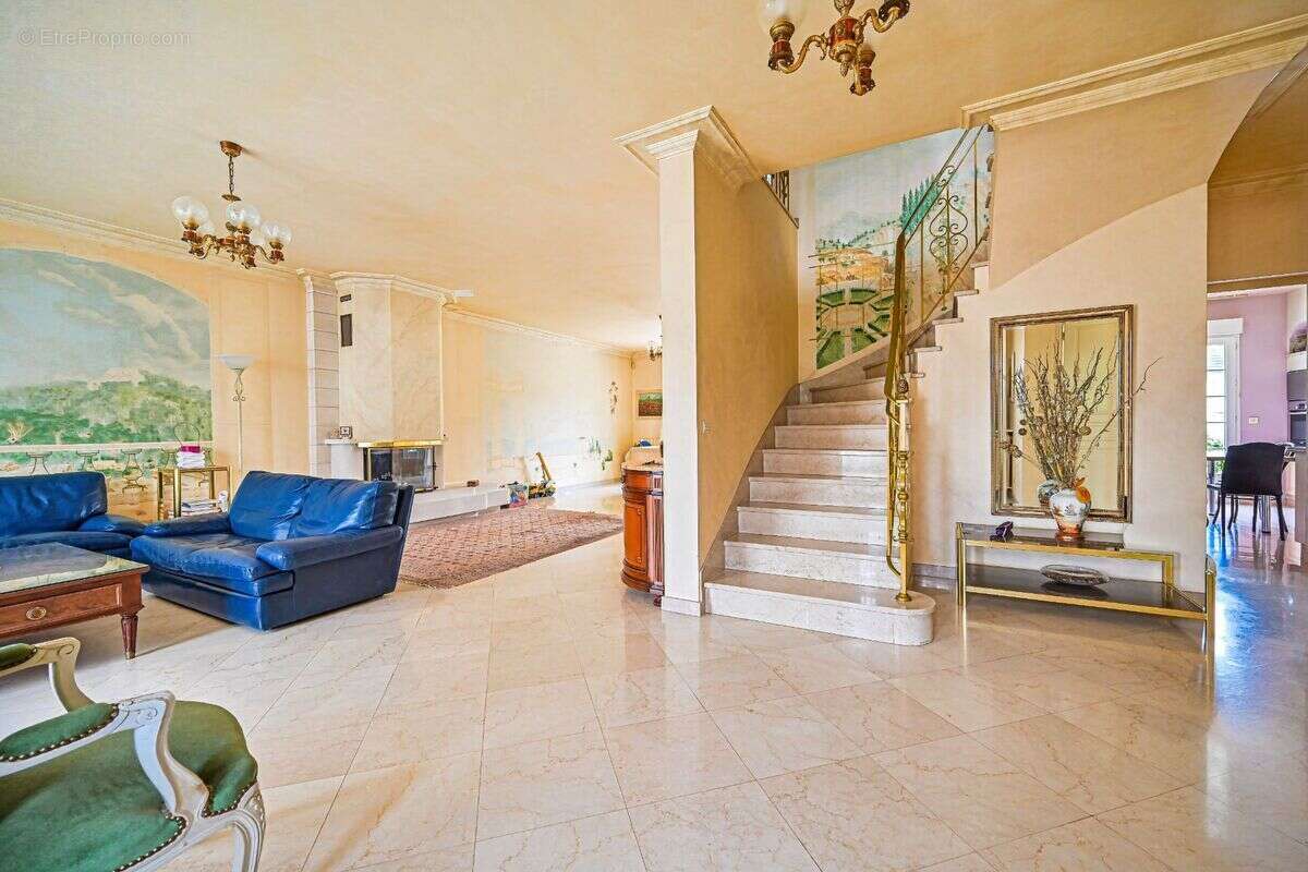 Maison 290 m² à Creteil  - photo 7