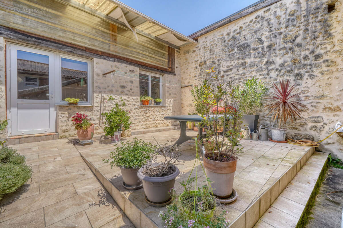Maison à MONTGUYON