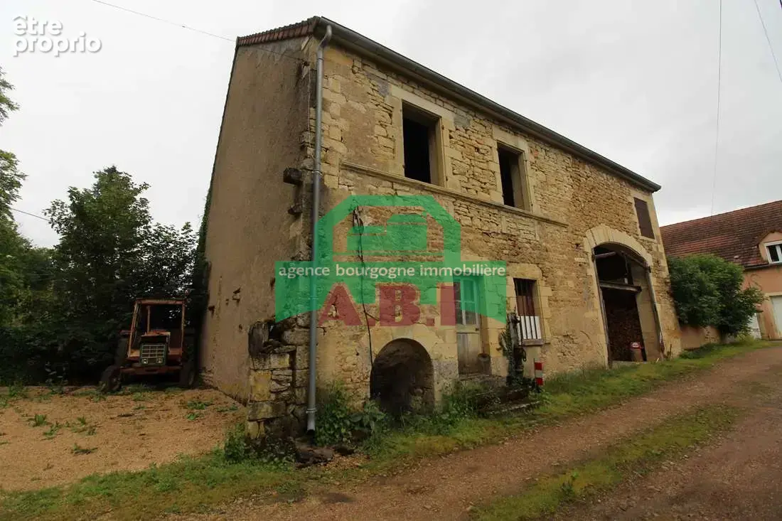 58, Exclusivité Agence - Bâtiment de 1773 belles pierres de pays à réhabité en habitation. - photo 3