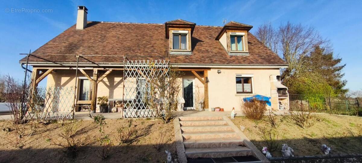 Maison à MAIZIERES-LA-GRANDE-PAROISSE