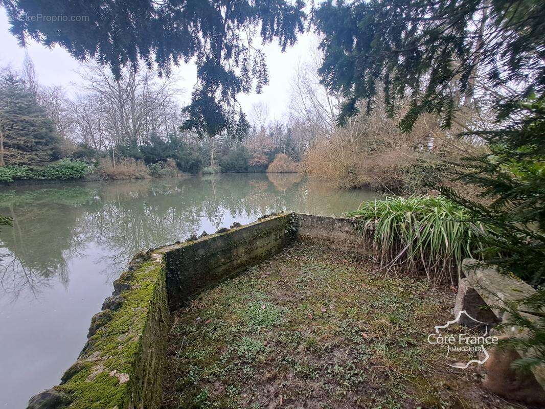 Commerce à MEZIERES-SUR-OISE