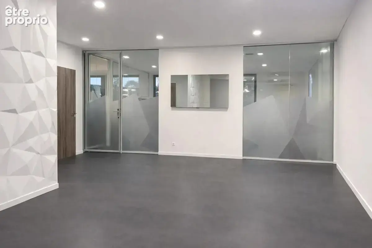 « 699 m² + terrasse + jardin + 15 parkings » - photo 10
