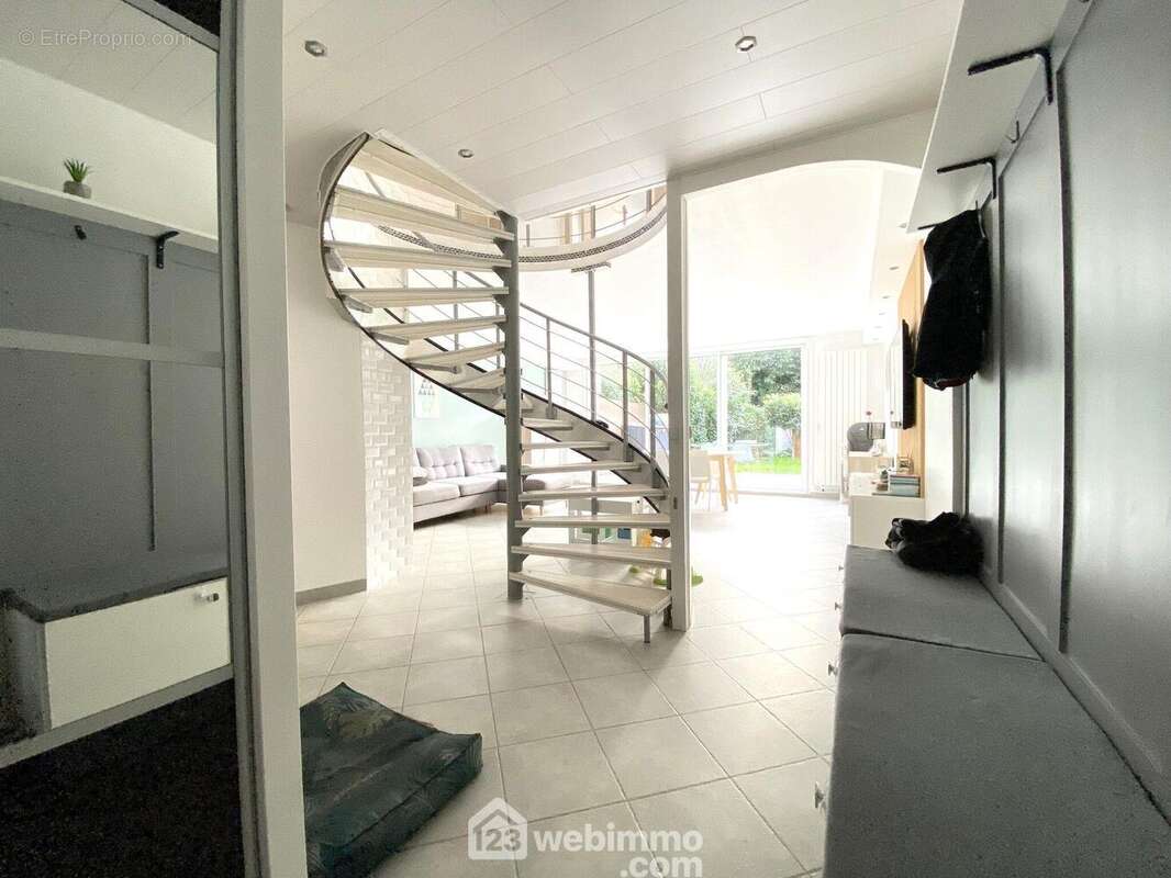 Commençons la visite par son entrée avec placard - Maison à BONDOUFLE