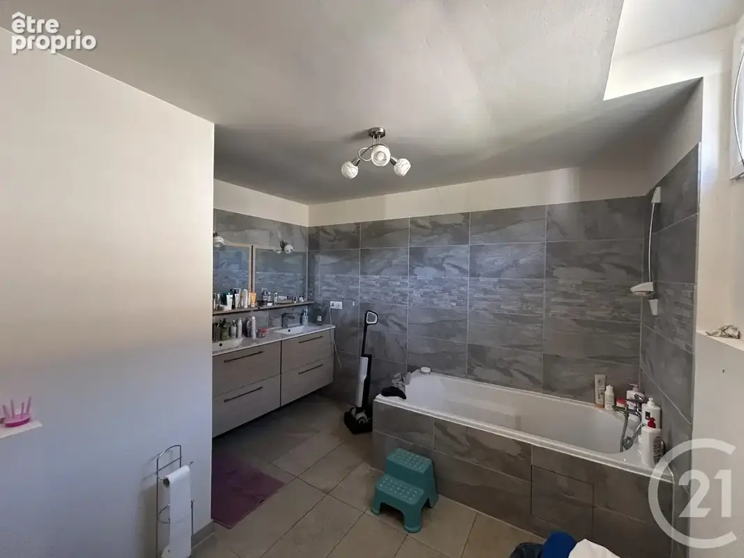 Maison 9 pièces 257 m² à vendre à Les Eglisottes-Et-Chalaures (33230) - photo 5