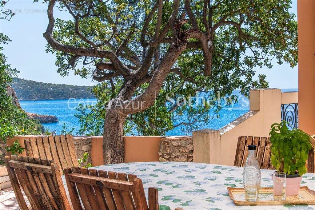 Cap de Nice, villa pieds dans l'eau de 229 m² avec accès direct à la mer et deux garages - photo 2