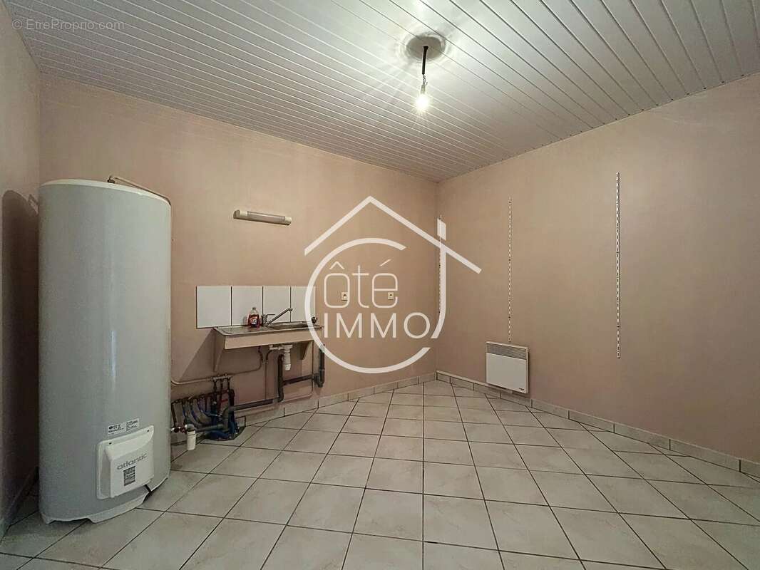 Flaujagues : Maison de campagne de 110 m² avec jardin, garage et dépendances - photo 8