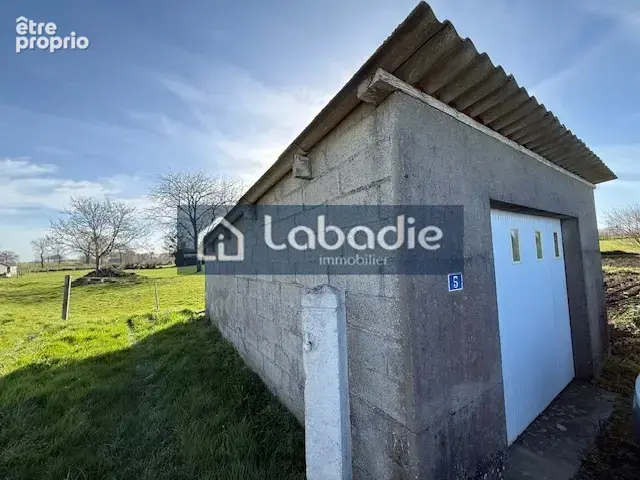 A 10mn de Vire, ancienne maison en pierres à réhabiliter avec extension en tôles, garage, terrain de 5600m2. - photo 3