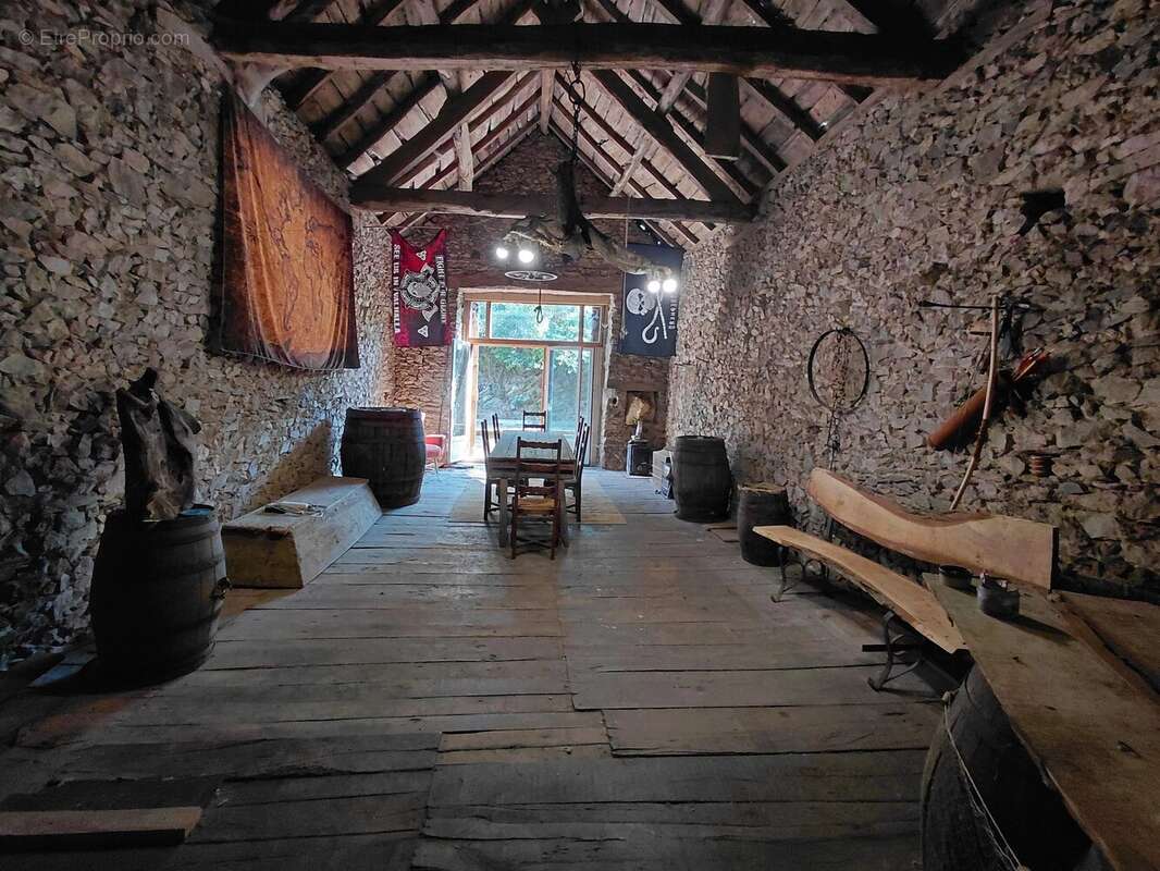 Corps de ferme en pierre à Saint-Christophe, sans voisins, avec grange, dépendances et terrain - photo 6