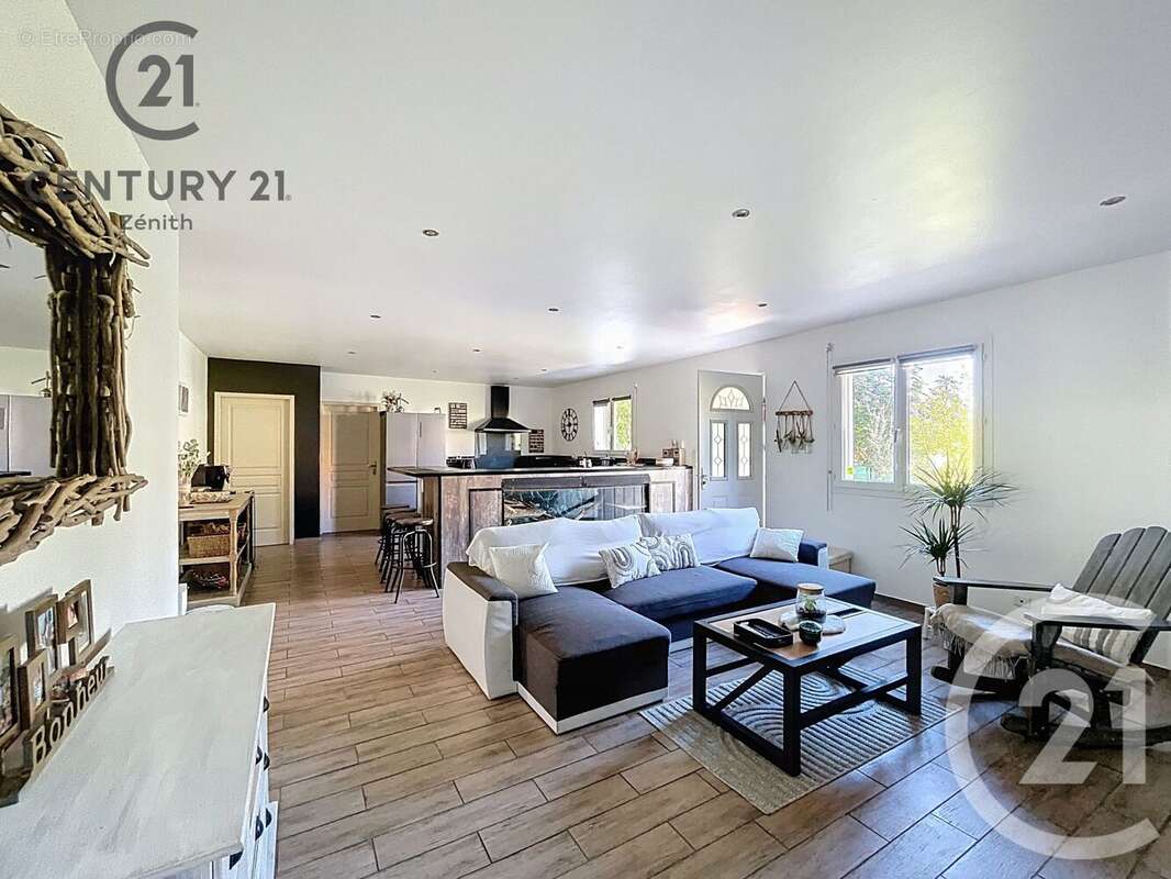 Maison à SAINT-LAURENT-DE-LA-SALANQUE