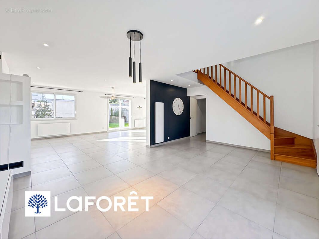 Maison à SAINTE-GENEVIEVE-DES-BOIS